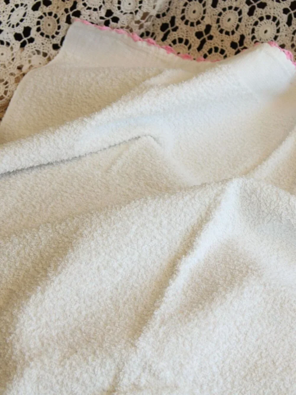 Vintage 1970s Bath Towel, Cone Terrycloth Towel With Crochet Flower Basket Pocke